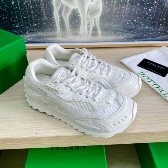 2025 Unisex Bottega Veneta White Lightweight Mesh Runner Sneakers LY00310