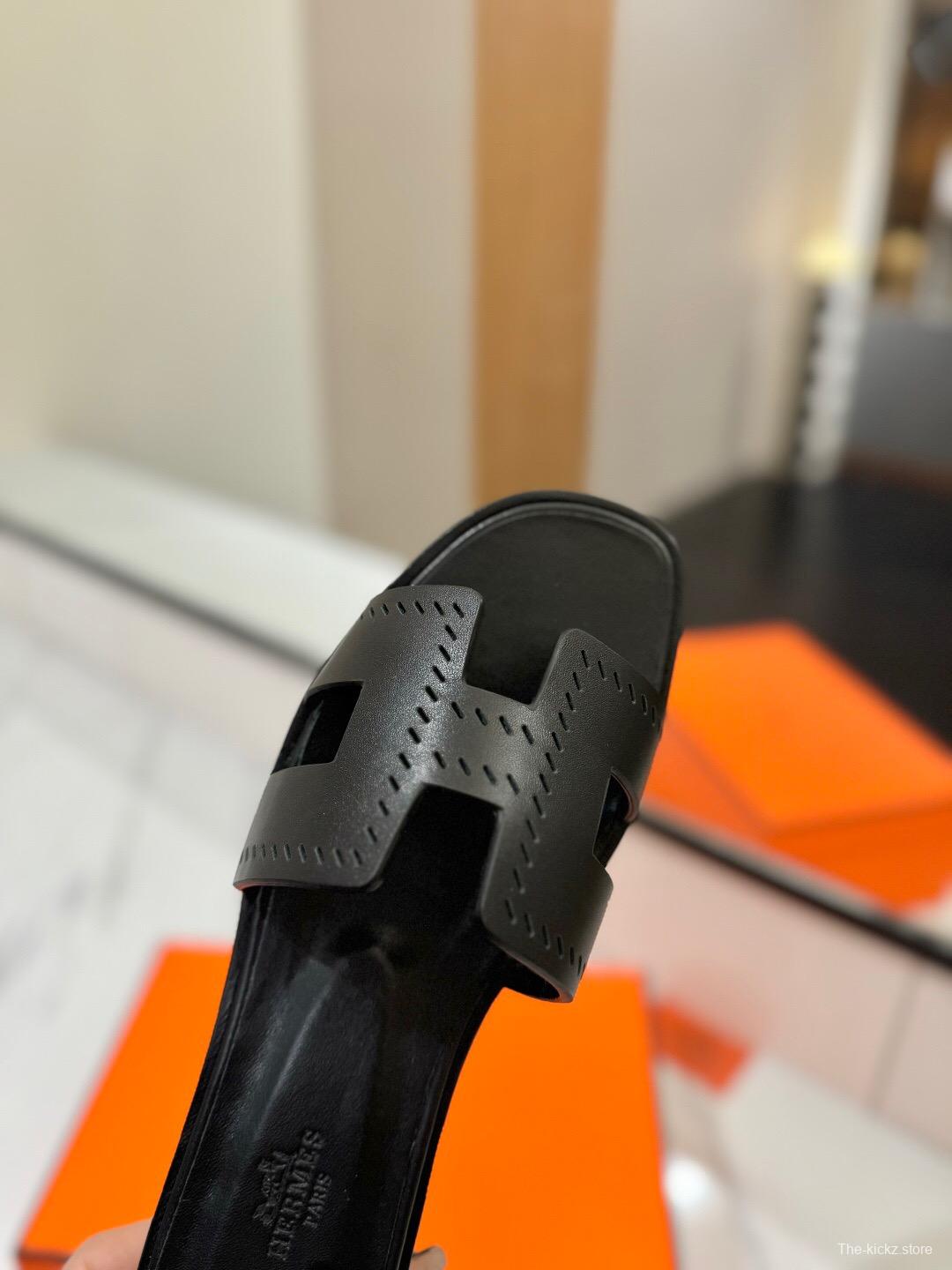 2025 Women Hermès Black Leather Slippers KFY00260