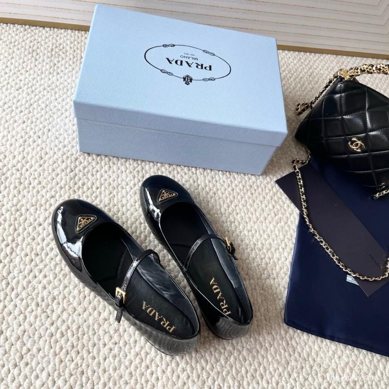 2025 Women Prada Black Patent Leather Mary Jane Ballet Flats KFY00290