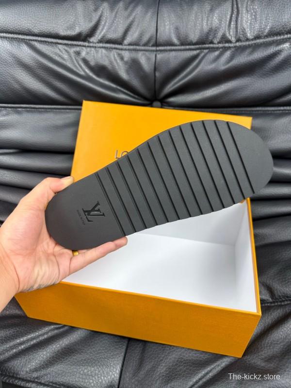 2025 Men Louis Vuitton Black Leather Slippers AS00170